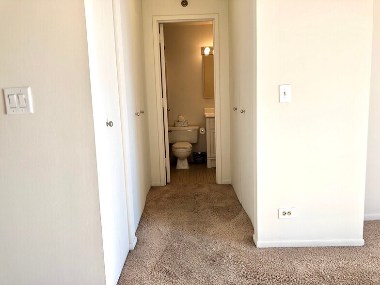 Hallway to bathroom. - 1122 N Clark St