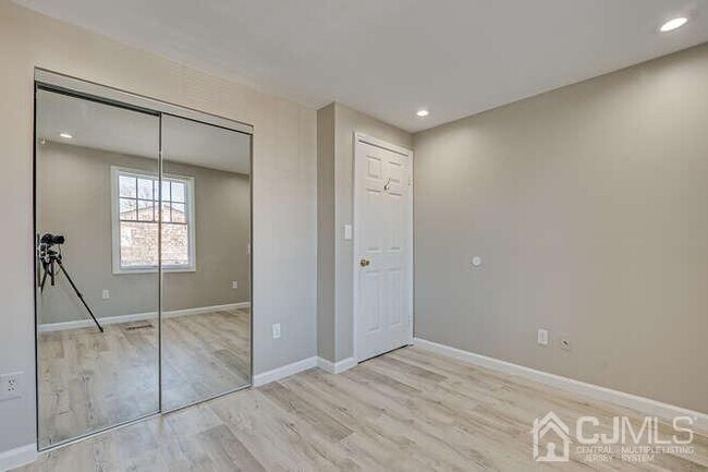 Building Photo - 216 E 7th St