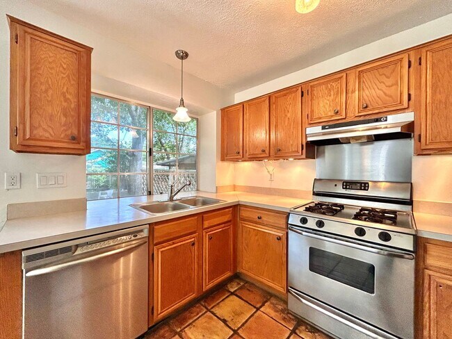 Building Photo - Spacious 3BR/2.5BA Two-Level Home with Fen...