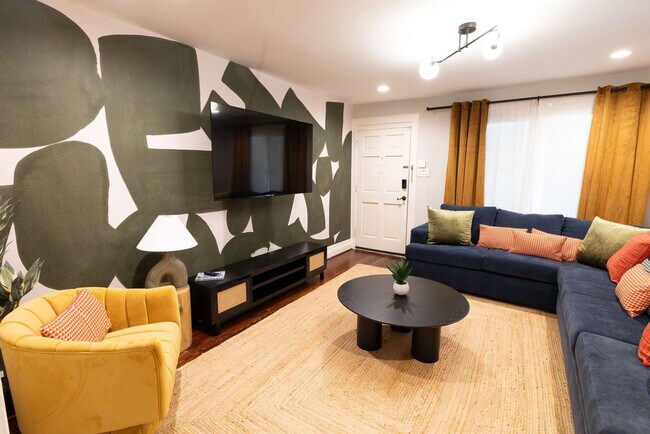 Building Photo - 725 Peddie St