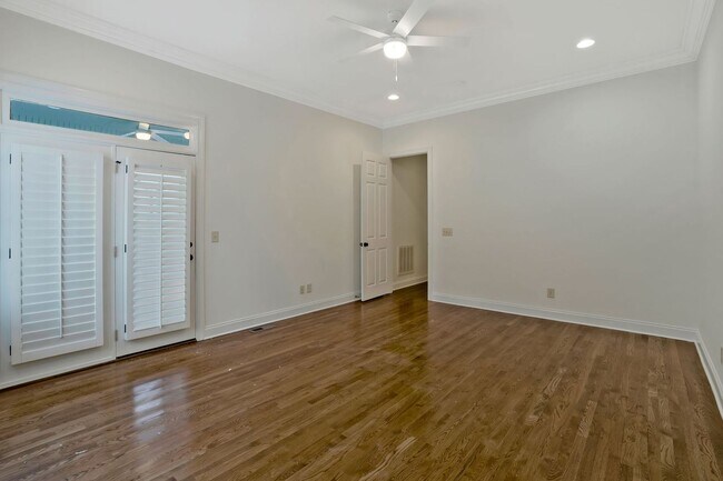 Building Photo - Stunning 4BE/3.5BA home in the very desira...