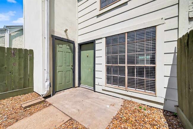Building Photo - 8653 Village of Fondren