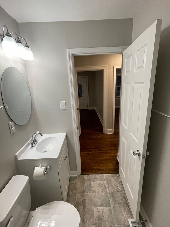 Building Photo - Renovated 2 bedroom home for rent Near Downtown Clarksville!