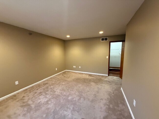 Building Photo - 102-116 Goldenrod Dr.