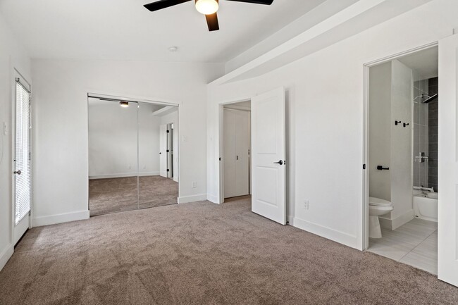 Building Photo - River Crossing Townhome - 2Bd-2.5BA - Redone to the Nines -  W/D - Resort Pool