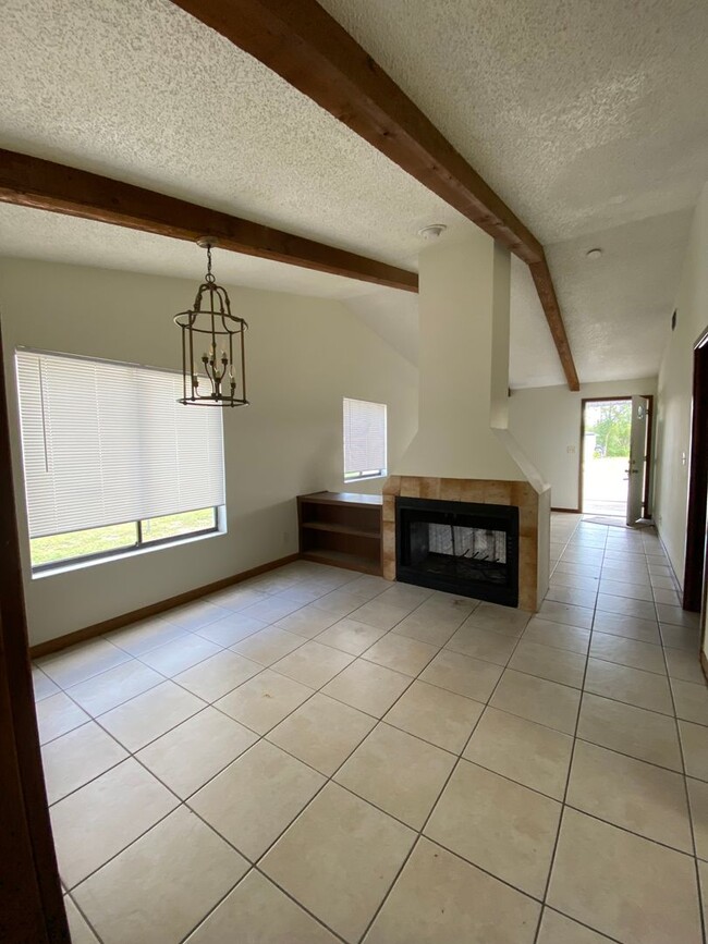 Building Photo - Two bedroom two bath