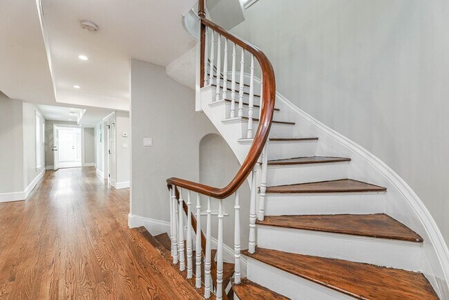 Building Photo - Modern 4bed 3 Bath with 3 parking
