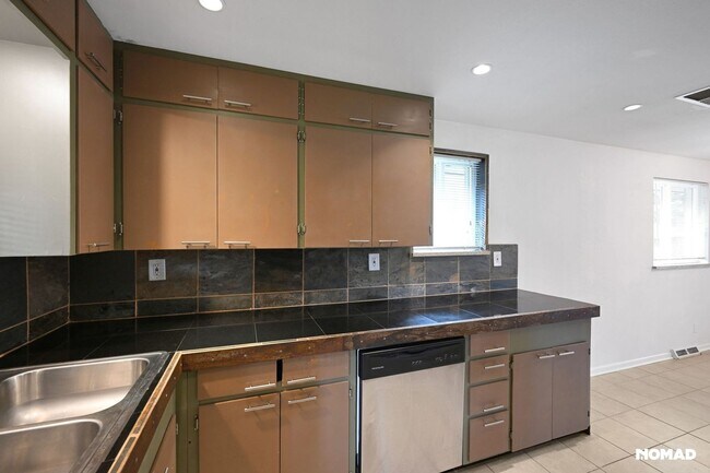 Building Photo - Spacious 4BR House in Denver