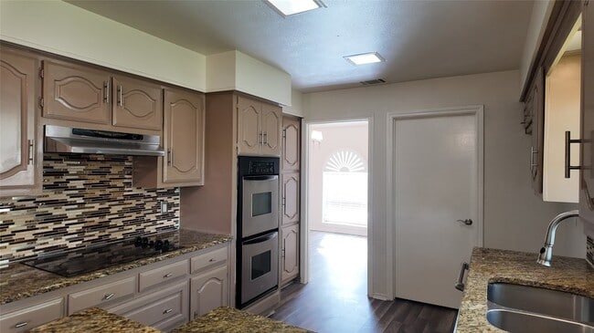 Building Photo - 613 Palomar Ln