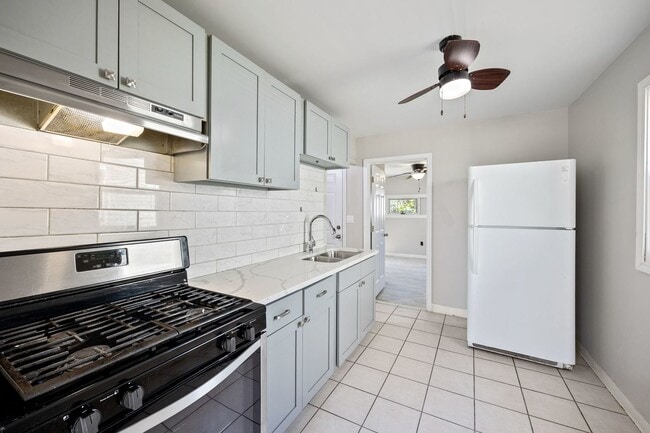 Building Photo - 916 5th Ave