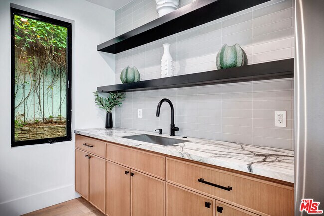 Building Photo - 15602 Morrison St