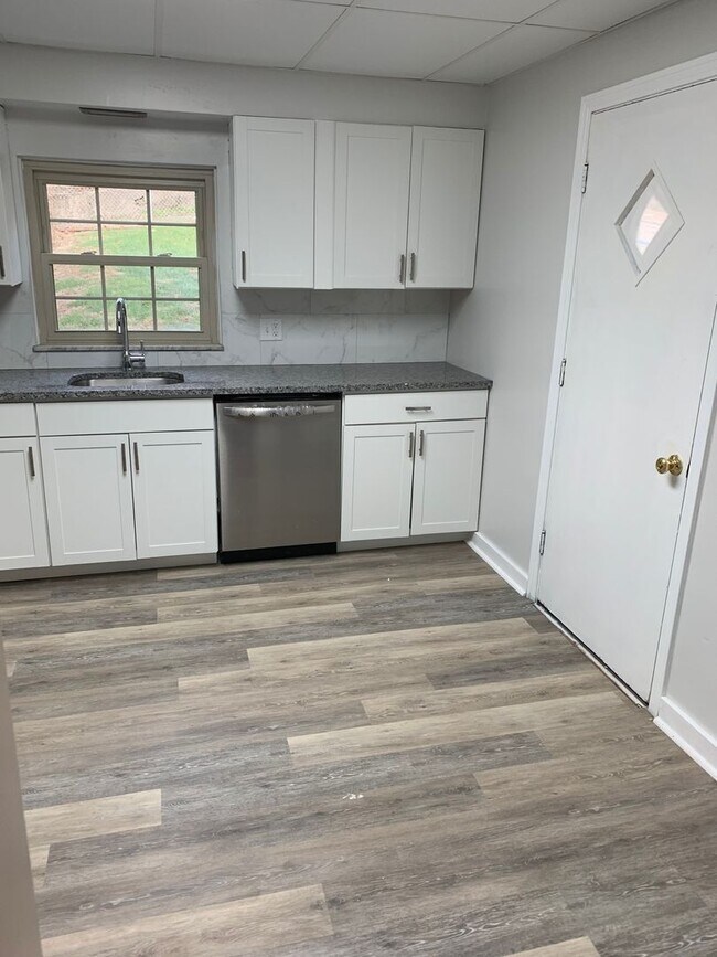 Building Photo - 2 or 3 bedroom Full Remodeled