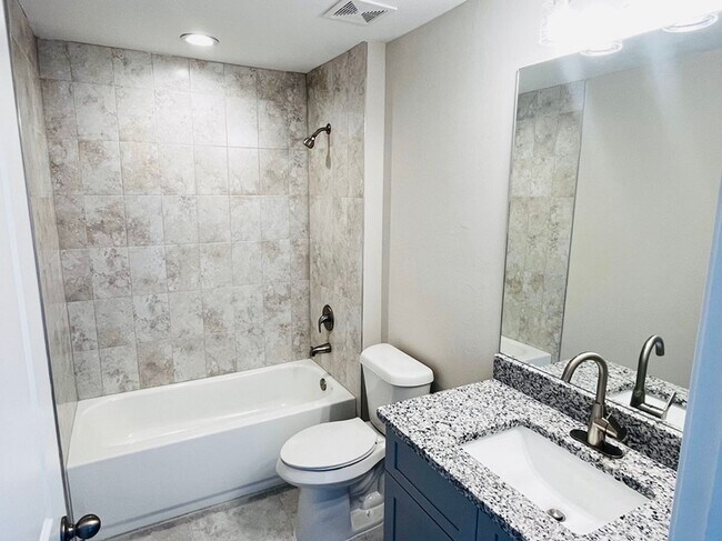 Building Photo - Waterfront property on the fresh water can...