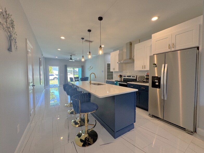 Building Photo - 271 Diogenes St