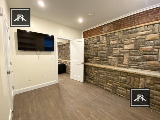 Building Photo - 3 bedroom in Brookline MA 02446