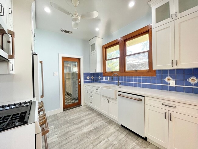 Building Photo - 4941 10th Ave