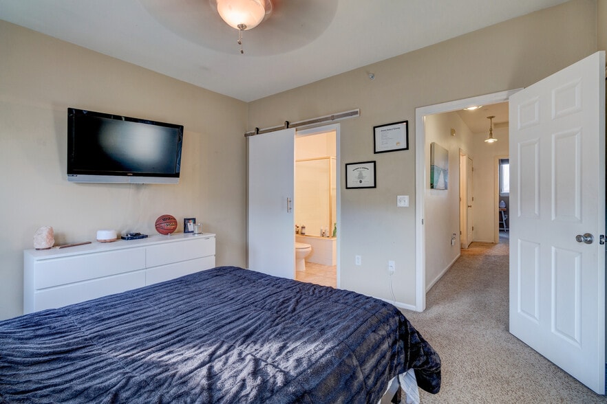 Building Photo - 2951 W Riverwalk Cir