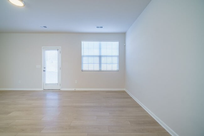 Building Photo - Almost New End Unit Townhome in desirable Chateau community