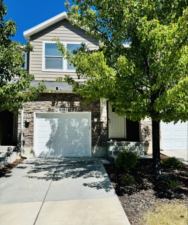 Primary Photo - Stylish 3-Bedroom Townhome in Traverse Mou...