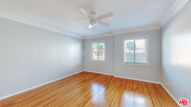 Building Photo - 432 S Doheny Dr