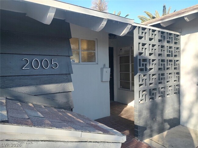 Building Photo - 2005 E Oakey Blvd