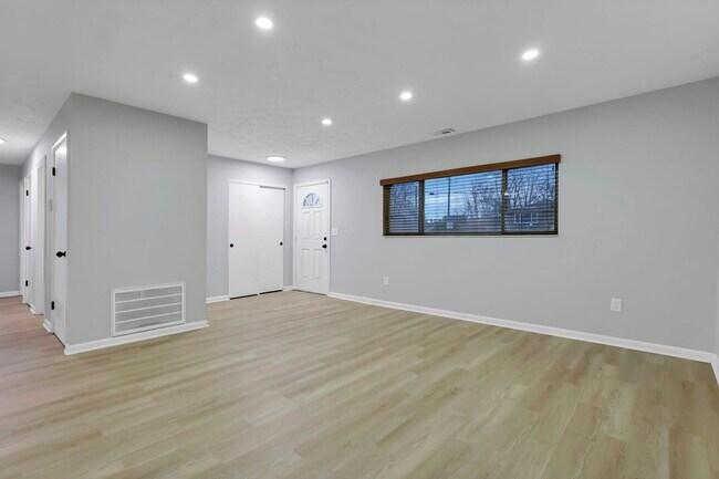 Building Photo - 1634 S James Rd