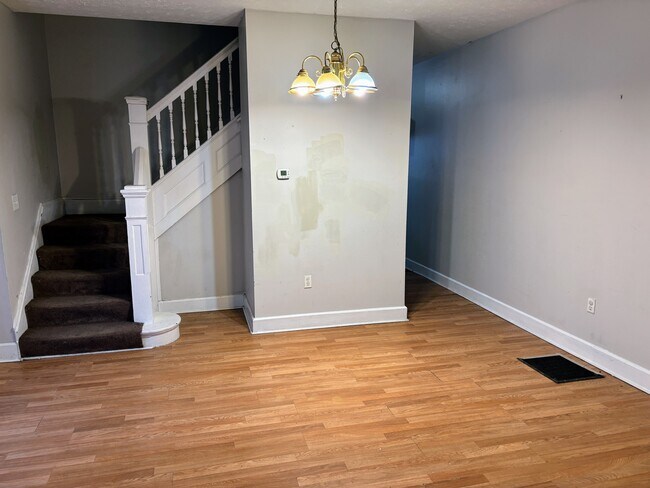 Building Photo - 2307 N Kenwood Ave