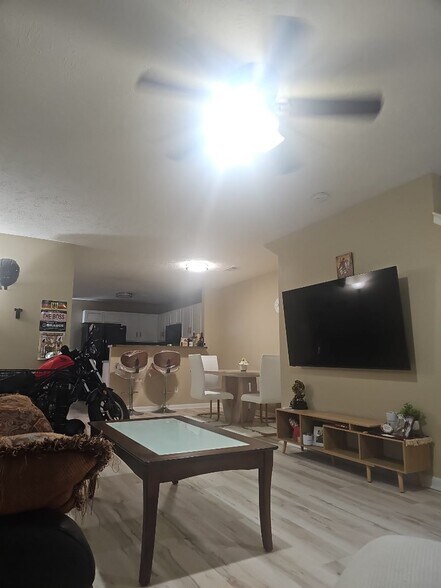 Building Photo - 572 Bradburn Village Cir