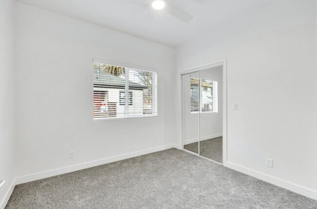 Building Photo - 2 bedroom / 1 bath | Midtown Duplex Available Now