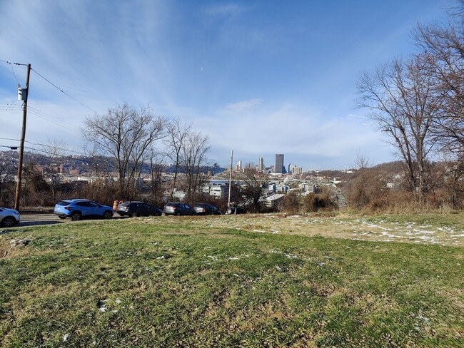 Building Photo - *Spacious 2BD/1BA Single-Family Home Available in Oakland*