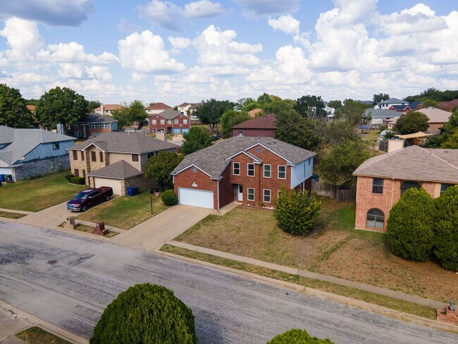 Building Photo - Texas sized home near the golf course