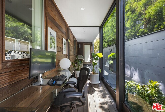 Building Photo - 814 Crestmoore Pl