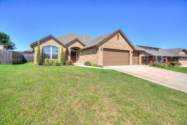 Building Photo - 1713 Pinewood Dr