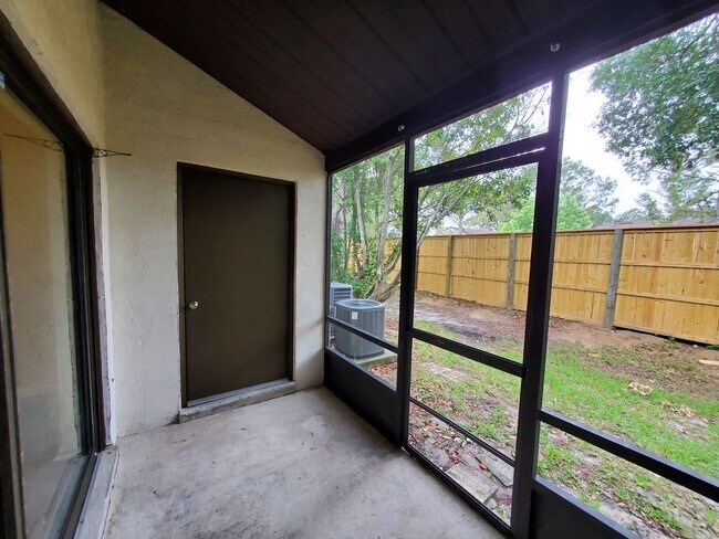 Building Photo - 2635 SW 35th Pl