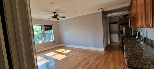 Building Photo - 917 E 78th St