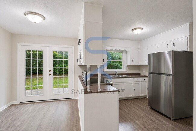 Building Photo - Paws Welcome! Charming 3BR Home in Historic Lithonia