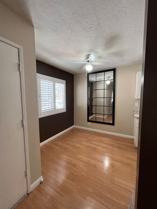 Building Photo - 2 Bed, 1 Bath single story duplex
