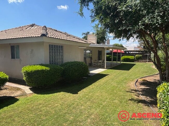 Building Photo - Spacious 3 Bed / 2 Bath with Fireplace, Garage & Gardener Included