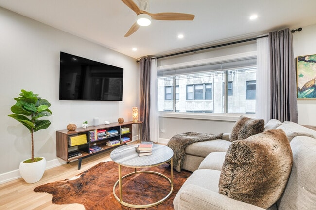 Building Photo - 6242 N Kenmore Ave