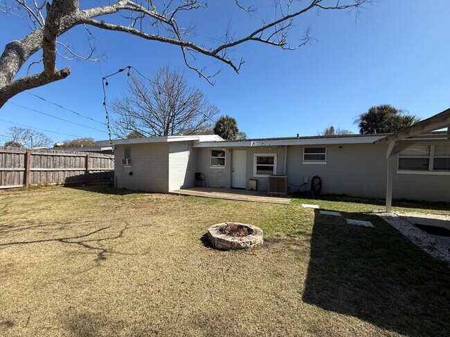 Building Photo - Great Location-3 Bedroom Daytona Beach Home w/Large AMAZING Backyard! Available on 5/1/26