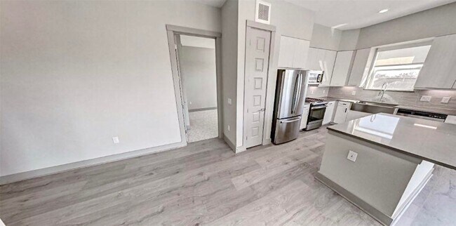 Building Photo - 401 W 25th St