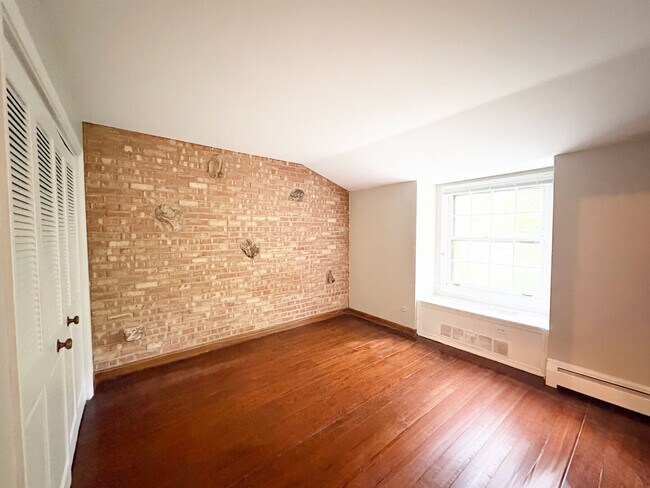 Building Photo - 114 W Hillside Ave