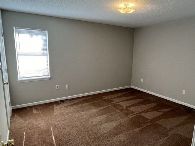 Building Photo - COMING SOON!!!  Spacious 2 Bed, 1 Bath Minutes from Uptown