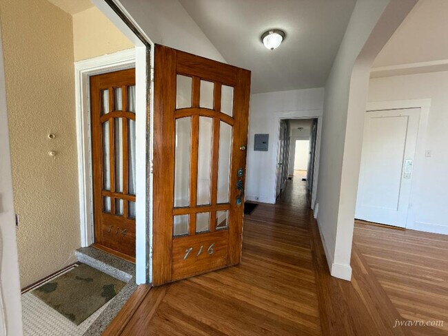 Building Photo - 714-716-716 35th Ave