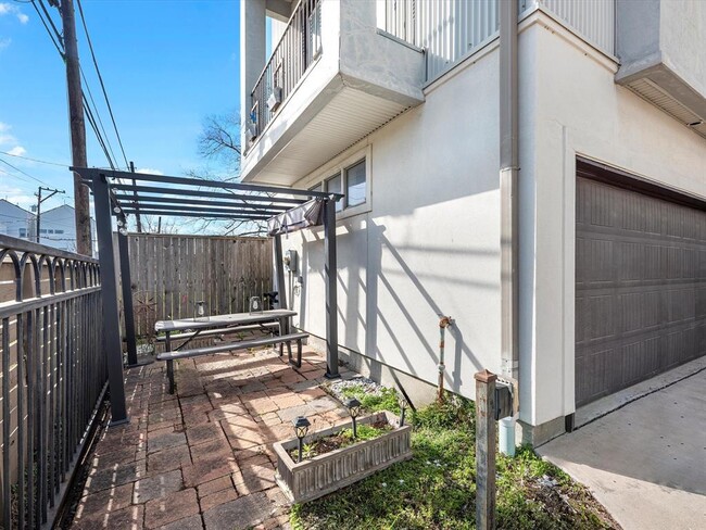 Building Photo - 3417 Gillespie St