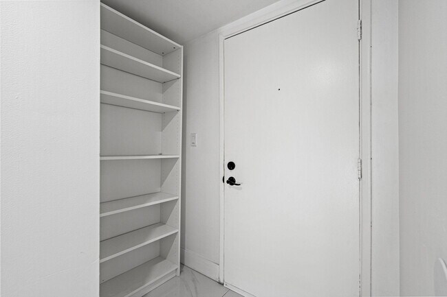 Building Photo - 510 W Park Dr