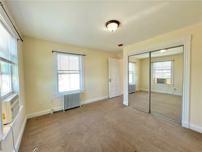 Building Photo - 14 Dresser St