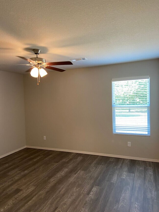 Building Photo - Available Now | Spacious 3 Bedroom, 2 Bathroom Home in Conrad Court