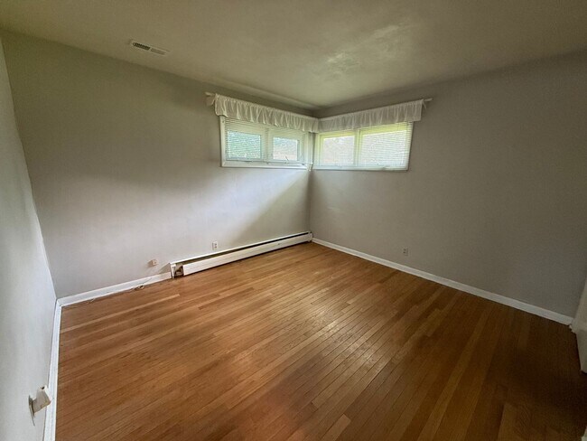Building Photo - 3BR/2BA/2CarGarage Only A Few Minutes From Everything! Ask About Our Move-In Special!