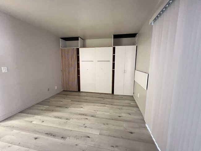 Building Photo - 1 bedroom, 1 bathroom, Condo located in Northwest